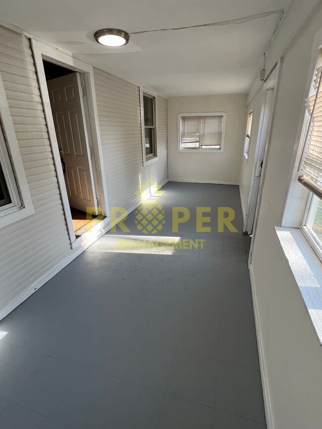 Foto del edificio - 4 bedrooms 1 bathroom house for rent
