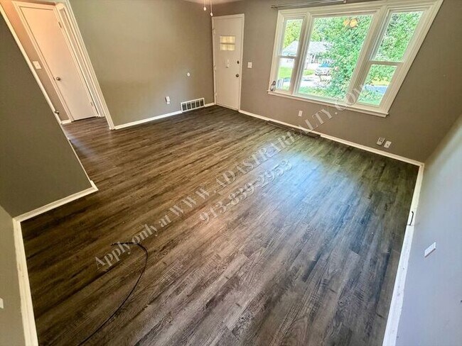 Building Photo - Cute 3 Bed 1 Bath in Raytown-Available NOW!!