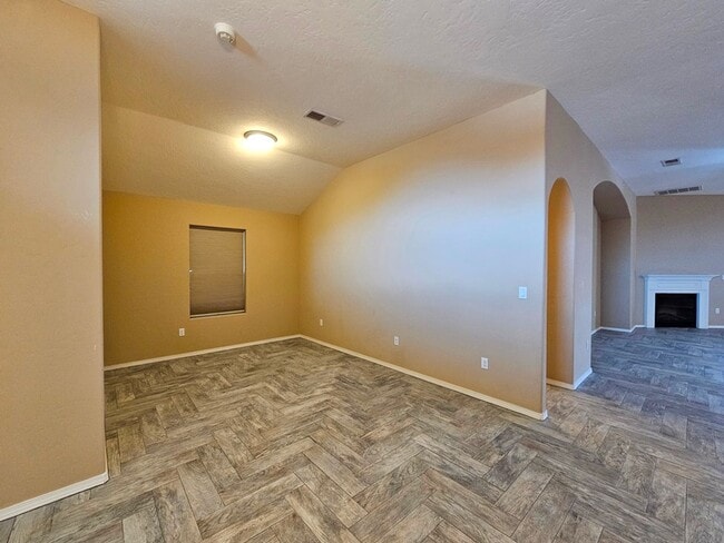 Building Photo - Beautiful Golf Course Area Home with 4 Bed...