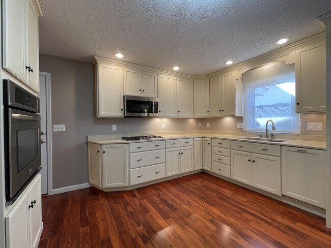 Building Photo - 2425 Idlewild Dr