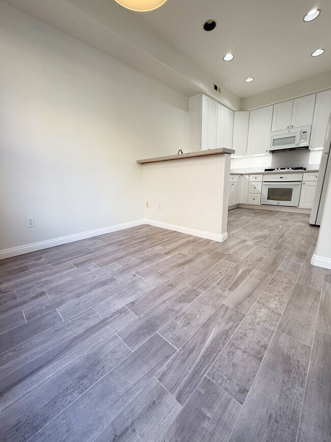 Building Photo - 3 Bed/2.5 Bath End Unit Townhome in Chateau Village