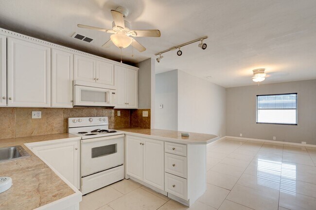 Foto del edificio - Updated East Delray Duplex | No HOA + Private Yard