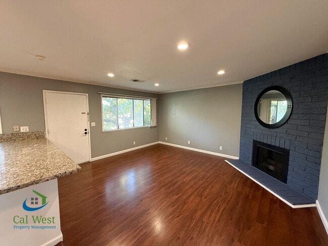 Building Photo - $2600 - 2 Beds/1 Bath Updated Condo in Gilroy