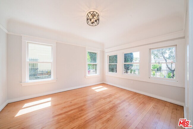 Foto del edificio - 125 S Ave 52