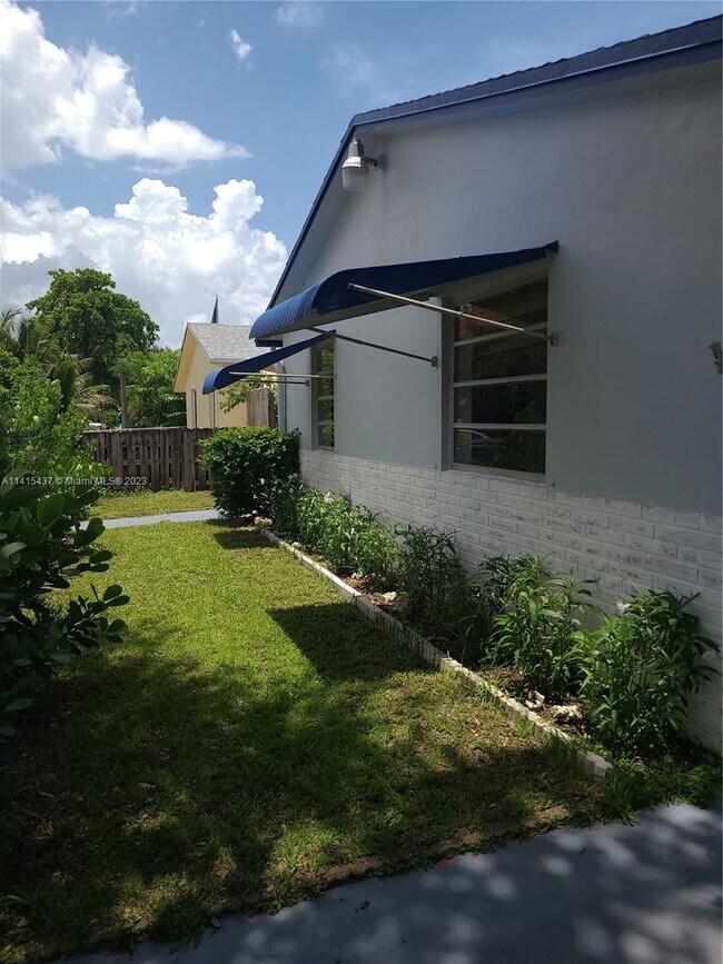 Building Photo - 5120 SW 26th Ave