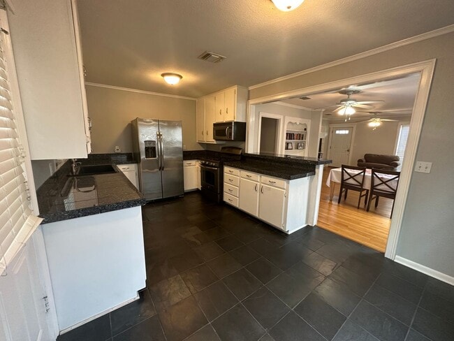 Building Photo - Beautiful 3 Bedroom South Highland House