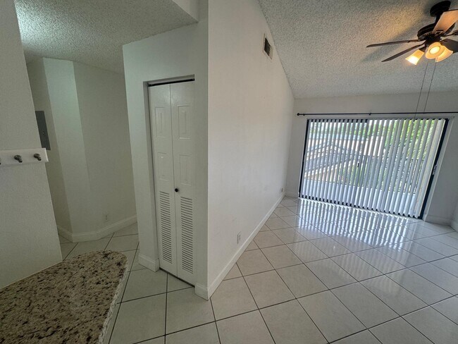 Foto del edificio - 9999 Summerbreeze Dr