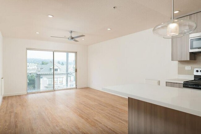 Foto del edificio - Modern Condo with Large Patio in Adams Point