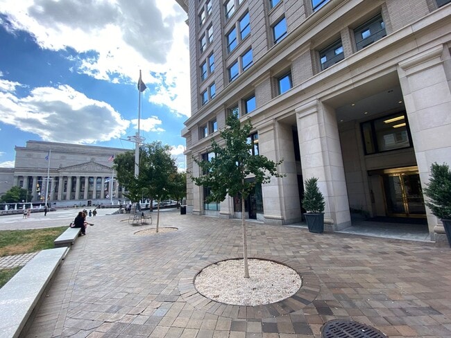 Building Photo - Charming 1 BR/1 BA Condo in Penn Quarter!