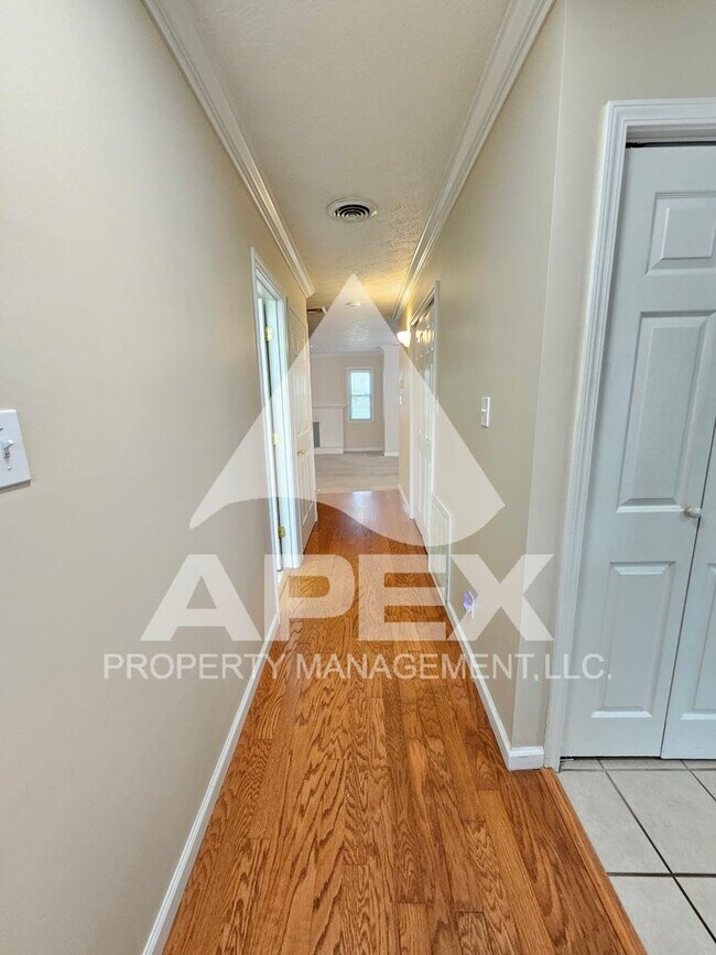 Building Photo - Spacious 3 Bd 2.5 Ba Condo w/Carport in heart of West Knox!