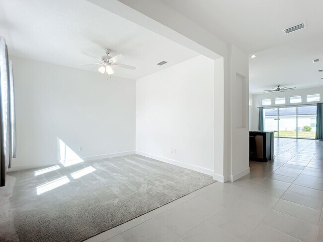 Building Photo - Spacious 4-bedroom, 2-bath House