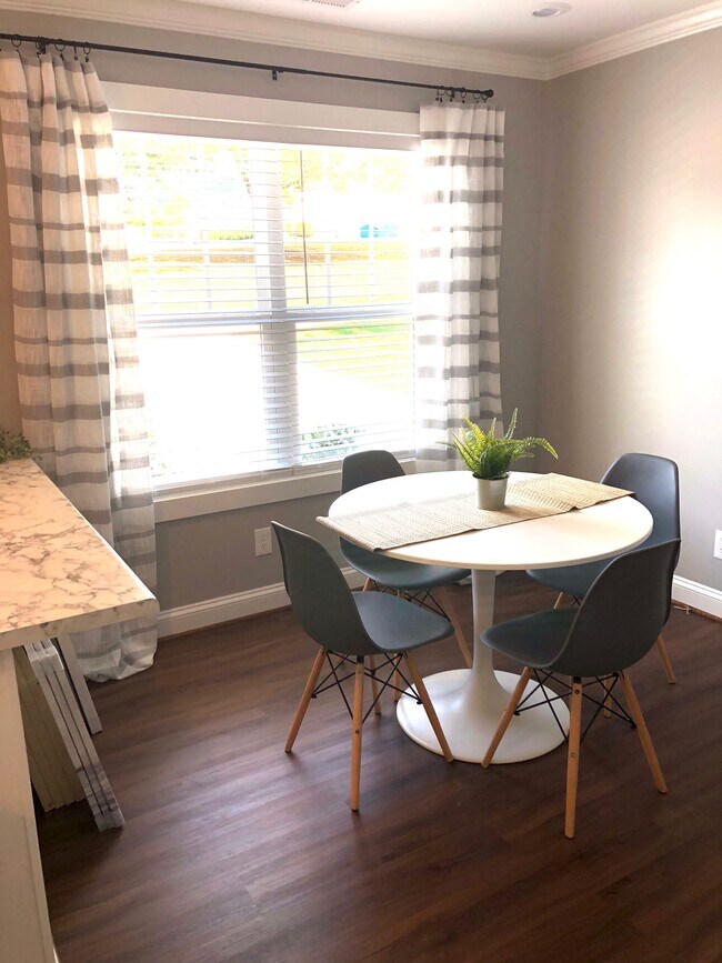 Comedor - 2 Sunnydale Dr