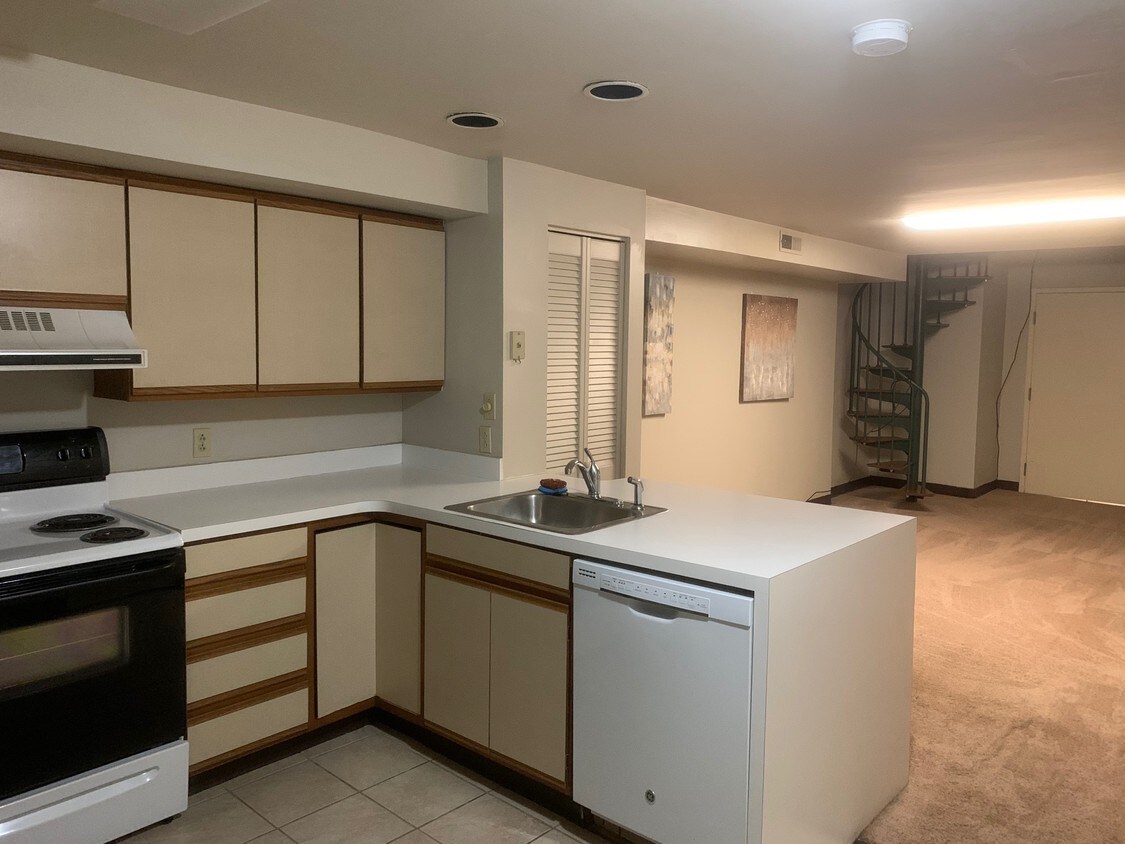 Kitchen-Living - 180 Summers St
