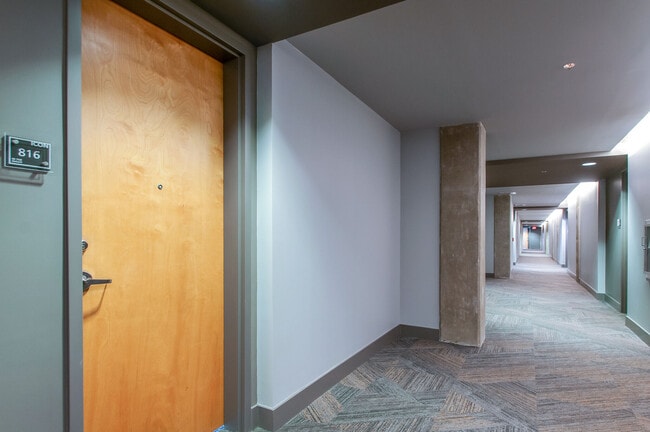 Foto del edificio - 600 12th Ave S