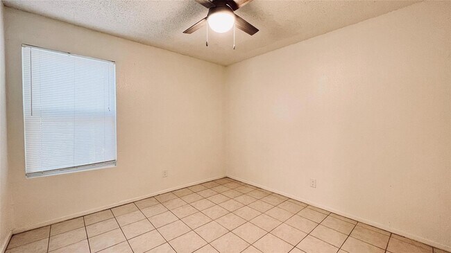 Foto del edificio - 8901 Pineridge Dr