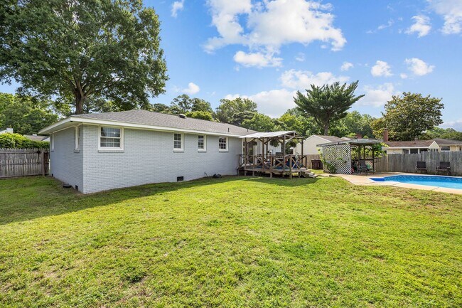 Foto del edificio - Spacious 4-Bedroom Home with Saltwater Pool & Large Fenced Yard