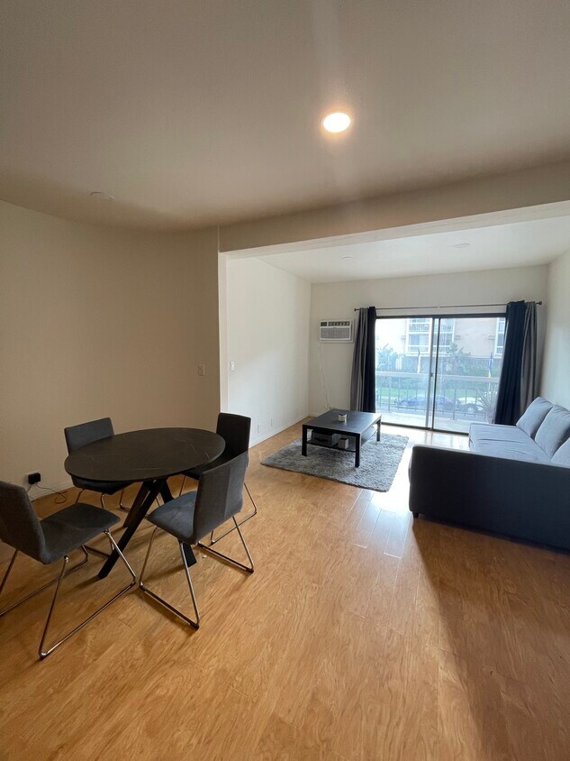 Living room - 1440 Veteran Ave