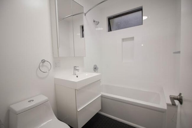 Building Photo - 3 bedroom in San Francisco CA 94117