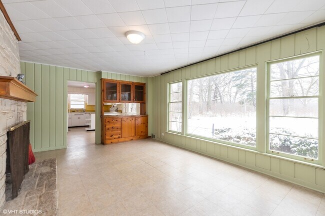 Building Photo - 10 Hickory Ln