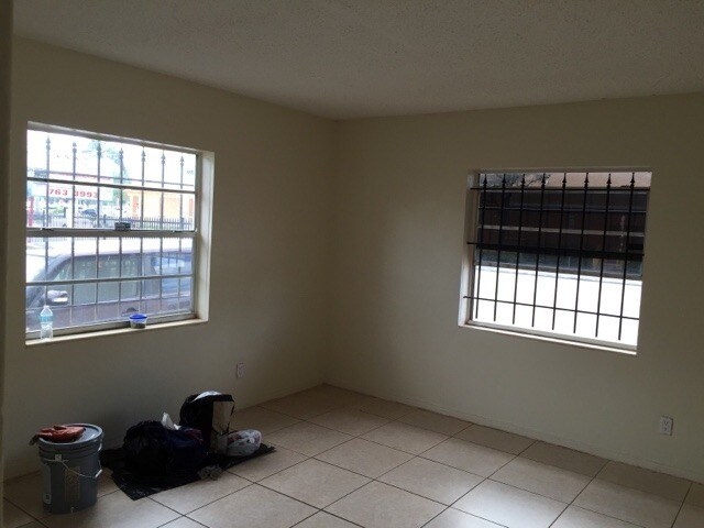 Building Photo - Great location on E Sunrise blvd cross street from Publix !!!!