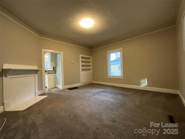 Foto del edificio - 607 Forest Ave