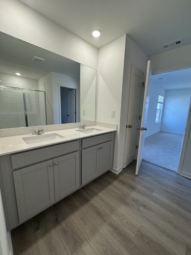 Foto del edificio - "Spacious 5-Bedroom NEW HOME on Rolling Meadow Way - Your Dream Home Awaits in Kathleen!"