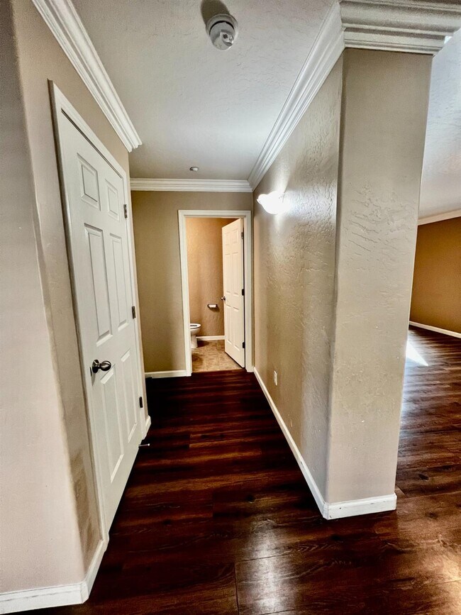 Building Photo - 5813 W Ramona Way
