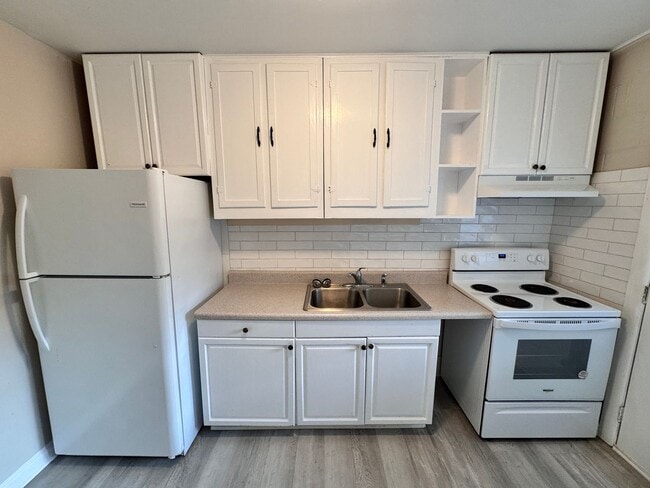 Building Photo - 2 Bed, 1 Bath Home w/ Garage