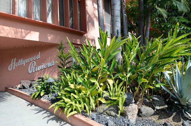 Foto del edificio - 1400 N Hayworth Ave