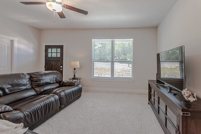 Building Photo - Charming Home In The Heart of Jonestown