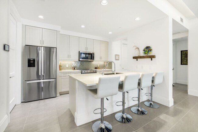Building Photo - Luxury Living Meets Prime Location! Naples Square 2/2 Condo with Expansive Terrace