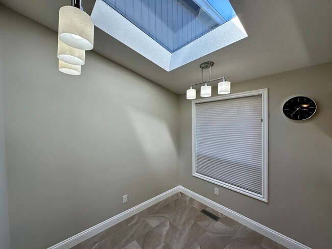Building Photo - 2710 Lakeridge Ln
