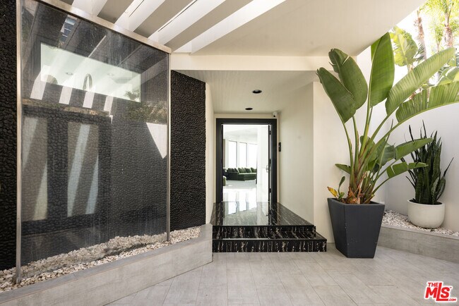 Foto del edificio - 2231 Sunset Plaza Dr