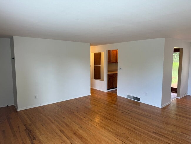 Foto del edificio - 3 Bedroom + 1.5 Bath +Family Room Kirkland $3100 per Month