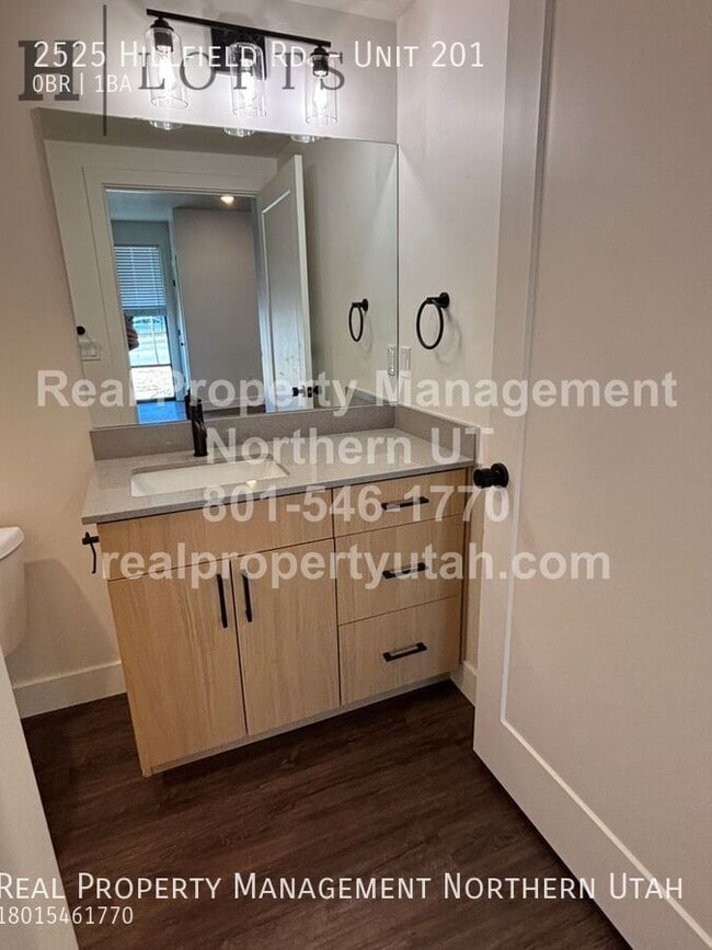 Building Photo - 2525 Hillfield Rd.-Unit 201