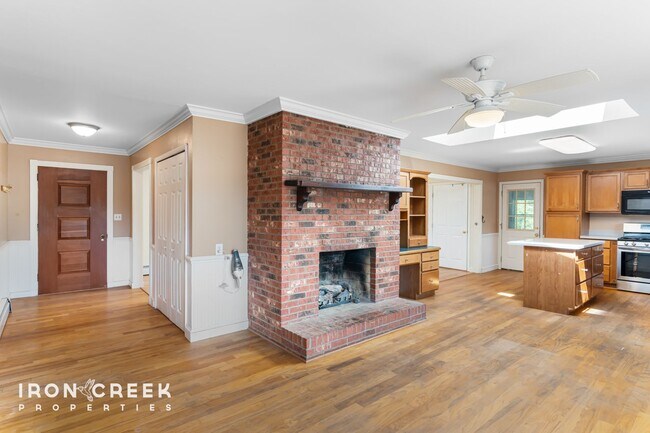 Building Photo - Spacious West Asheville Home with Dual Kit...