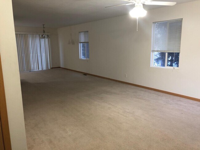 Foto del edificio - 1731 E Riverside Blvd