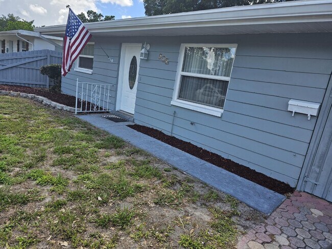Building Photo - 655 Northmoor Ave N