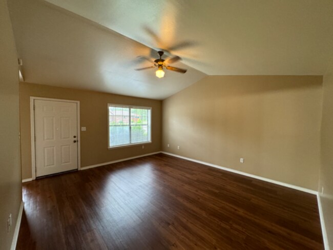 Foto del edificio - 2630 W C St