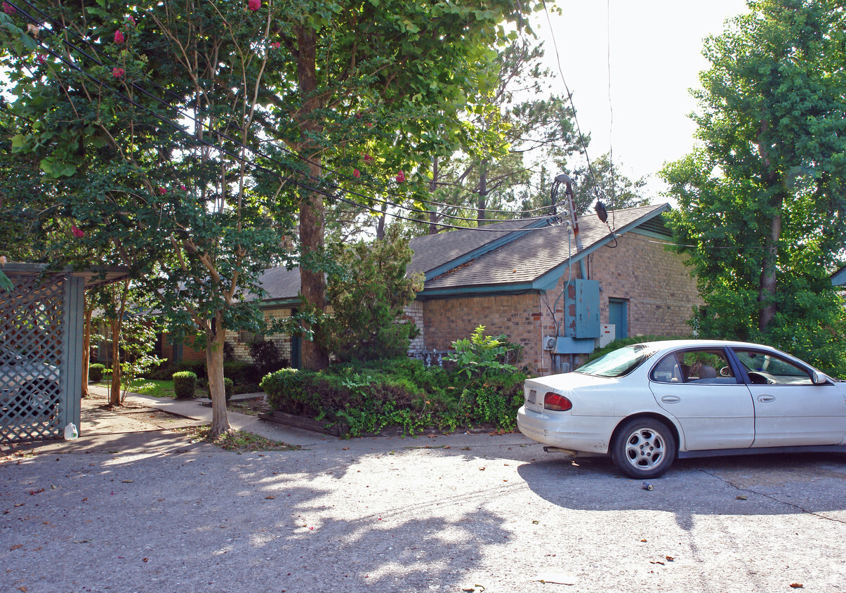 Primary Photo - Village Green Townhomes