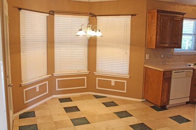 Building Photo - 4 Bedroom 2 Bath home for Lease