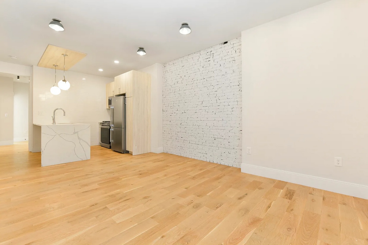 Primary Photo - 202 Maverick St