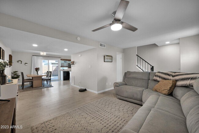 Foto del edificio - 1077 E Fremont Dr