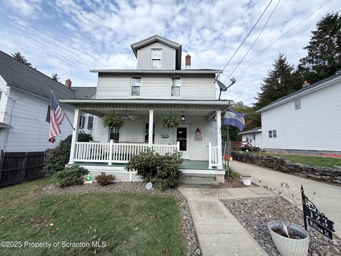 Primary Photo - 123 William St