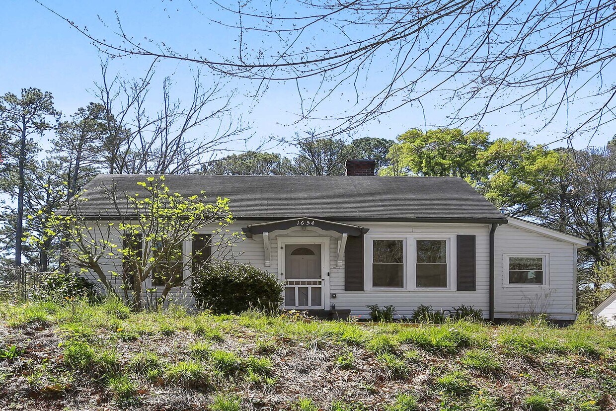 Primary Photo - 1654 Westhaven Dr SW