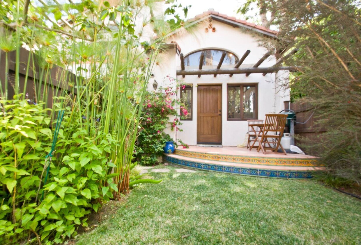 Private entrace and fence in yard - 2112 Walnut Ave