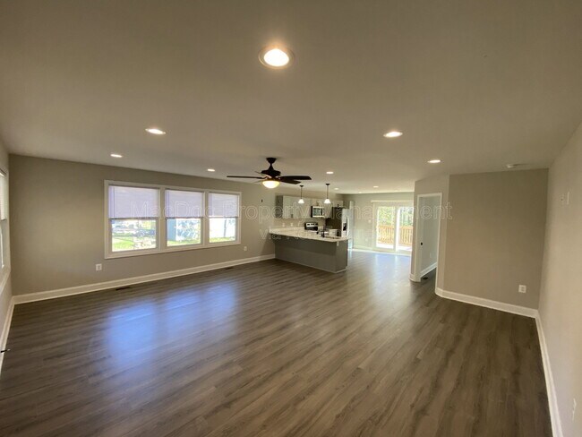 Building Photo - 77 Lakeview Dr