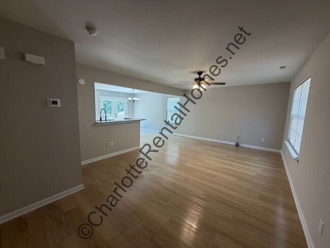 Foto del edificio - Updated 3 bedroom home in Concord with new kitchen & flooring!