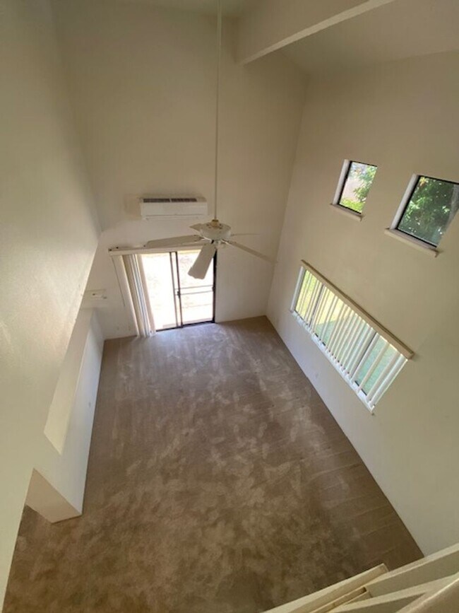 Building Photo - 3 bed, 2.5 bath, 2 car garage-single famil...