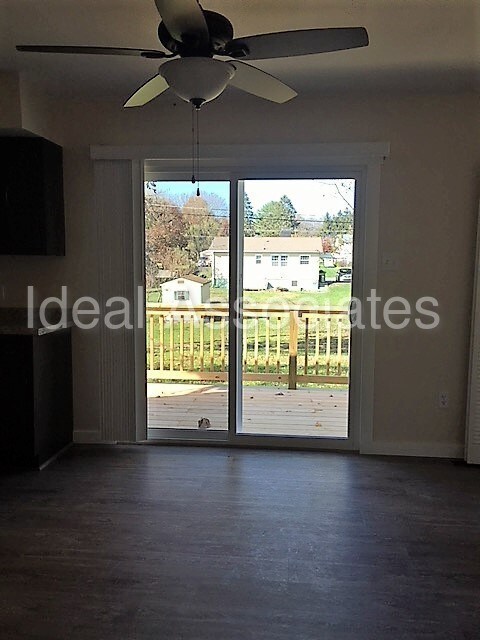 Building Photo - 889 Point Township Dr